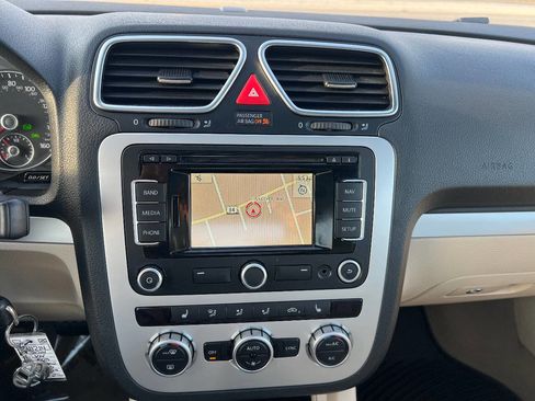 Used 2014 Volkswagen Eos Komfort FWD image 35