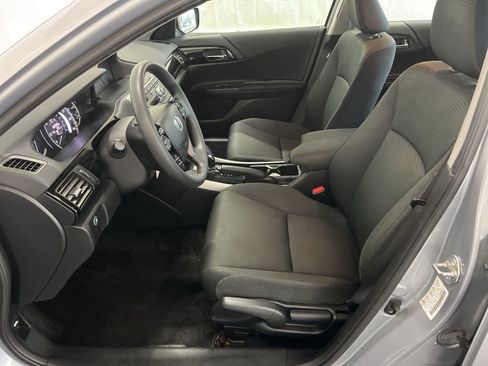 Used 2017 Honda Accord LX image 4