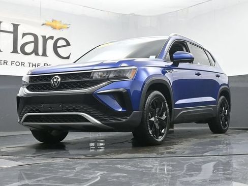 Used 2023 Volkswagen Taos SE w/ Panoramic Sunroof Package FWD image 4