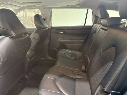 Used 2023 Toyota Highlander L image 28