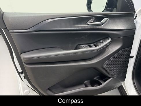 New 2025 Jeep Grand Cherokee Altitude image 15