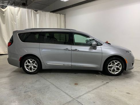 Used 2018 Chrysler Pacifica Touring-L Plus w/ Tire & Wheel Group image 32