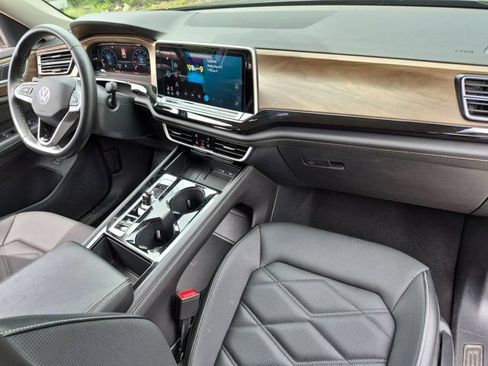 Used 2025 Volkswagen Atlas SE FWD image 32