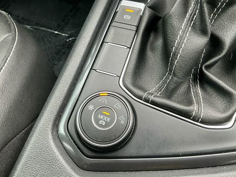 Used 2023 Volkswagen Tiguan SE w/ Panoramic Sunroof Package image 19