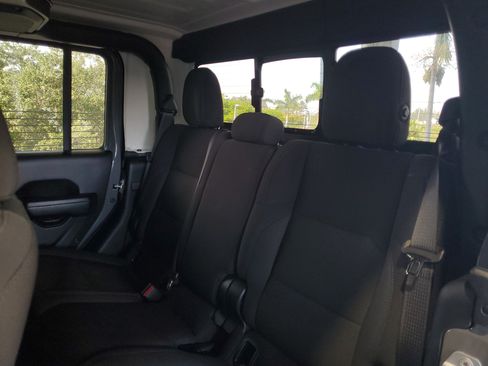 Used 2023 Jeep Gladiator Sport AWD/4WD image 8