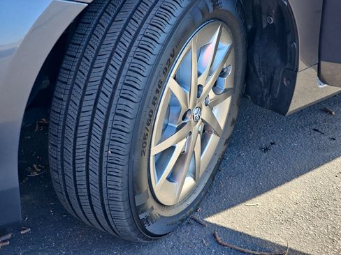 Used 2017 Toyota Prius V Four w/ Carpet Mat Package FWD image 33