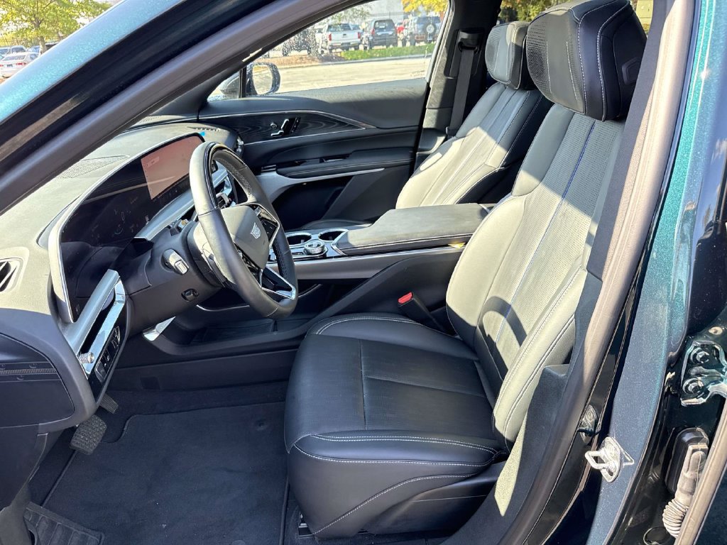 Used 2024 Cadillac Lyriq Luxury AWD/4WD image 6