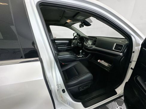 Used 2018 Toyota Highlander XLE image 33
