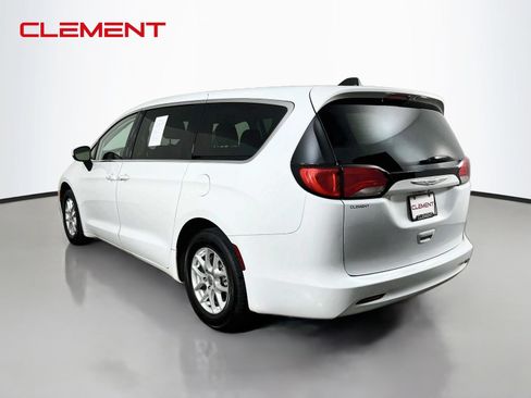 Used 2022 Chrysler Voyager LX FWD image 9