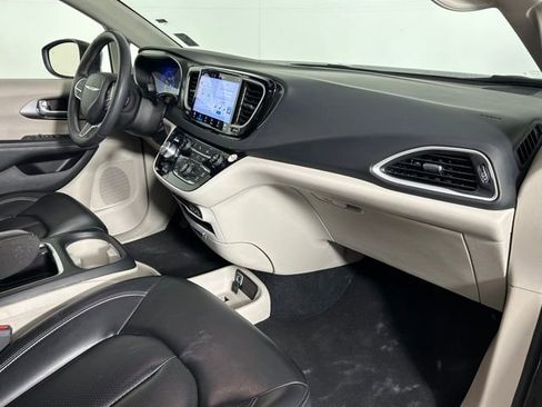 Used 2023 Chrysler Pacifica Touring-L FWD image 8