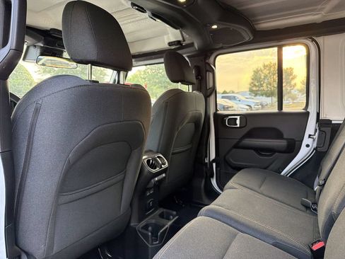 Used 2025 Jeep Wrangler Unlimited Sahara AWD/4WD image 12
