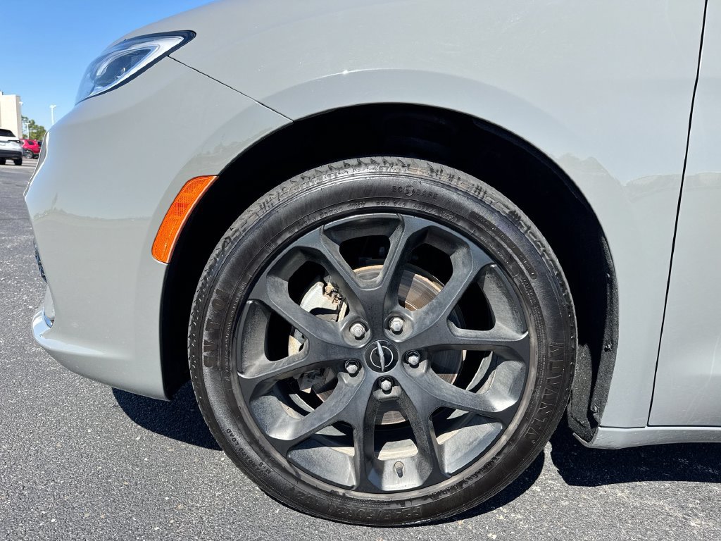 Used 2025 Chrysler Pacifica Limited FWD image 10