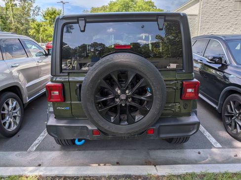Used 2022 Jeep Wrangler Unlimited Sahara w/ Cold Weather Group AWD/4WD image 3