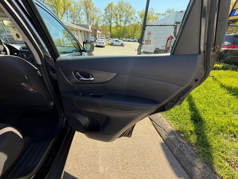 Used 2016 Nissan Rogue S AWD/4WD image 17