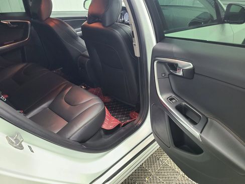 Used 2016 Volvo V60 T5 Cross Country Platinum w/ Climate Package image 40