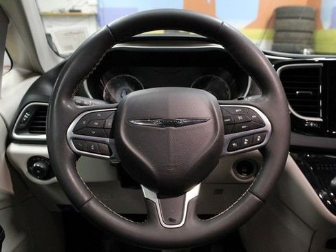 Used 2024 Chrysler Pacifica Touring-L FWD image 19