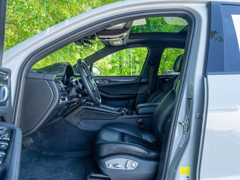 Certified 2023 Porsche Macan AWD/4WD image 22