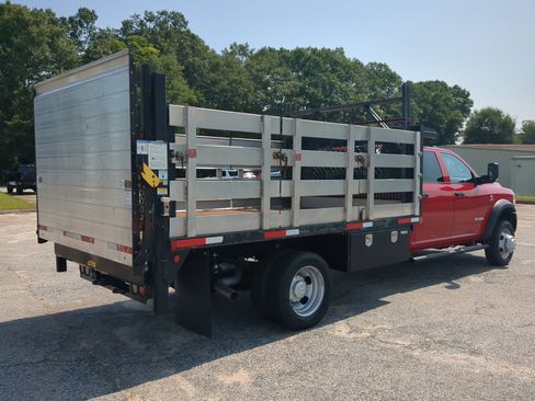 Used 2022 RAM 5500 Tradesman w/ Chrome Appearance Group RWD image 3