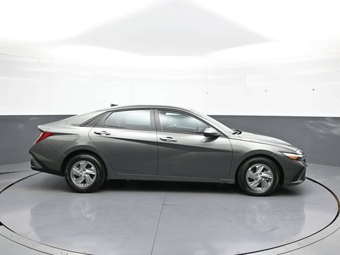 Certified 2025 Hyundai Elantra SE FWD image 5