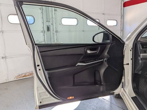 Used 2016 Toyota Camry SE image 17