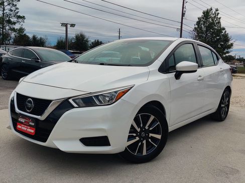 Used 2022 Nissan Versa SV image 2