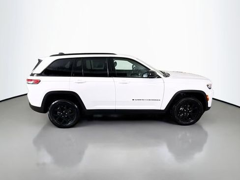 New 2025 Jeep Grand Cherokee Altitude image 8