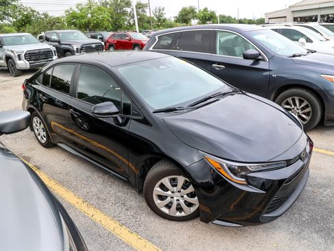 Certified 2025 Toyota Corolla LE FWD image 6