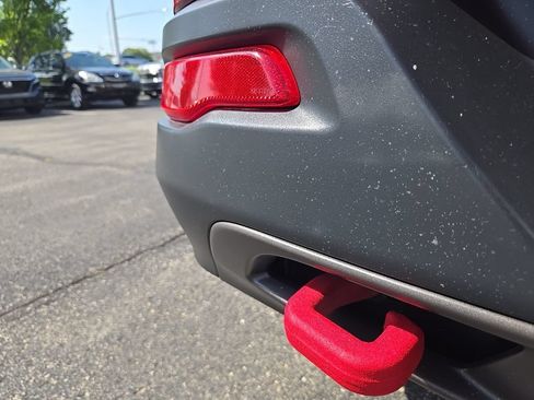 Used 2017 Jeep Cherokee Trailhawk w/ Comfort/Convenience Group AWD/4WD image 12