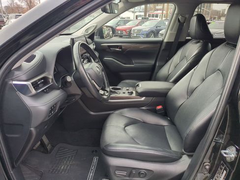 Used 2024 Toyota Highlander Limited AWD/4WD image 18