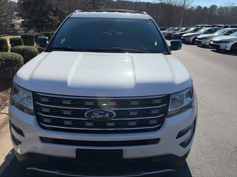 Used 2017 Ford Explorer XLT w/ Equipment Group 202A image 9
