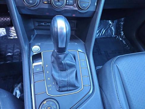 Used 2020 Volkswagen Tiguan SE w/ Panoramic Sunroof Package image 17