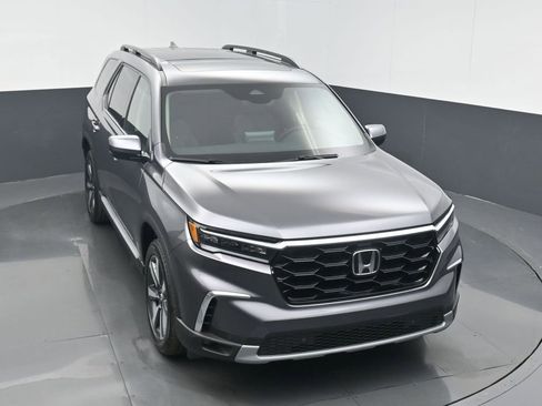 Used 2025 Honda Pilot Touring image 3