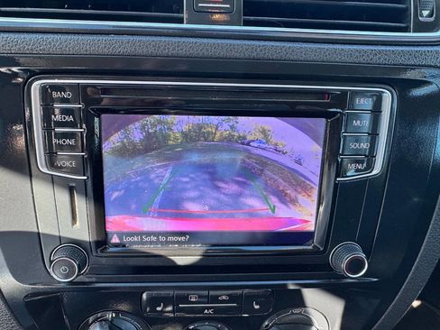 Used 2016 Volkswagen Jetta SE image 12