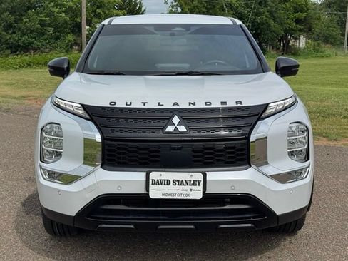 Used 2024 Mitsubishi Outlander SE Black Edition FWD image 2