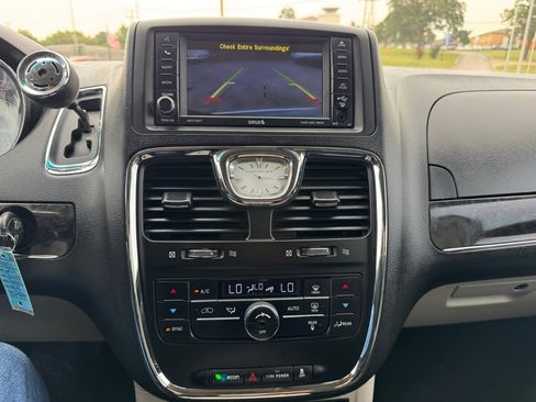 Used 2014 Chrysler Town & Country Touring image 16