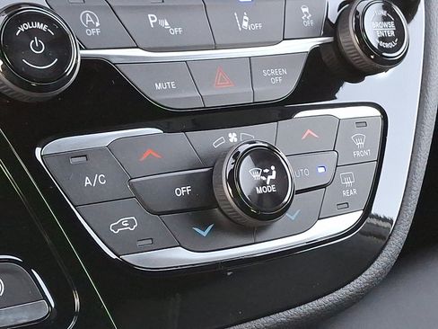 Used 2026 Chrysler Pacifica Select AWD/4WD image 12