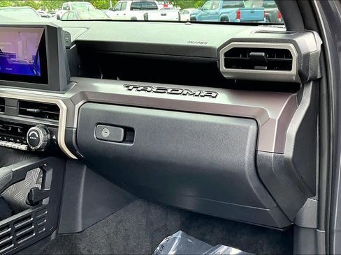 Used 2025 Toyota Tacoma SR5 AWD/4WD image 18