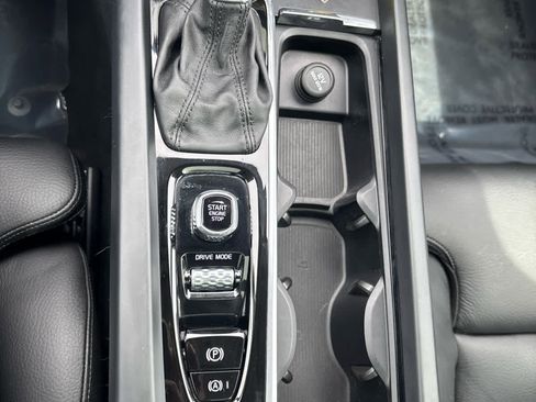 Used 2019 Volvo XC60 T6 Momentum w/ Multimedia Package AWD/4WD image 18