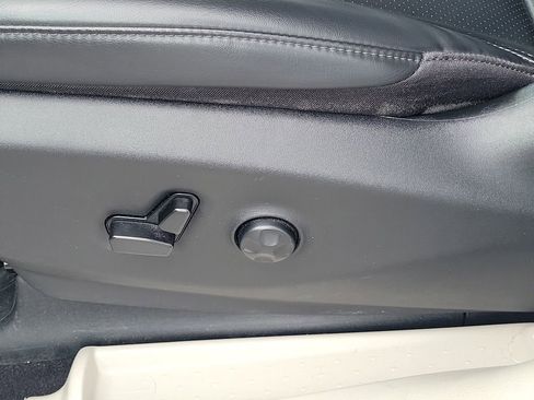 Used 2023 Chrysler Pacifica Touring-L FWD image 21
