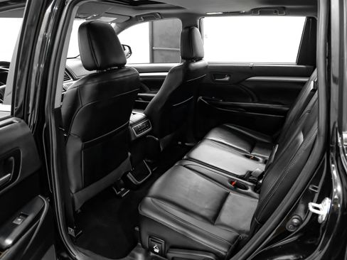 Used 2019 Toyota Highlander XLE FWD image 36