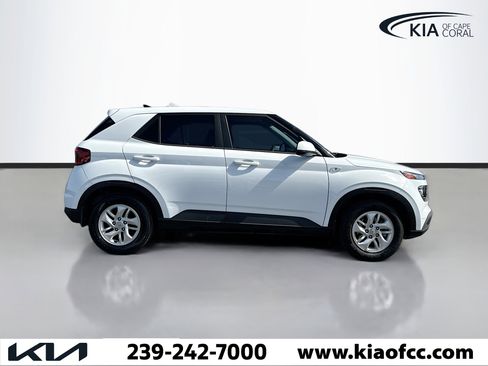 Used 2022 Hyundai Venue SE image 6