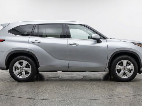 Used 2025 Toyota Highlander LE image 11