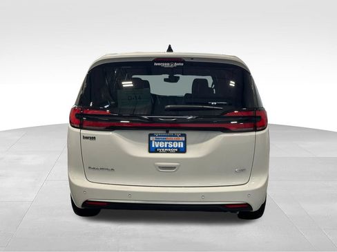 New 2027 Chrysler Pacifica Select AWD/4WD image 6