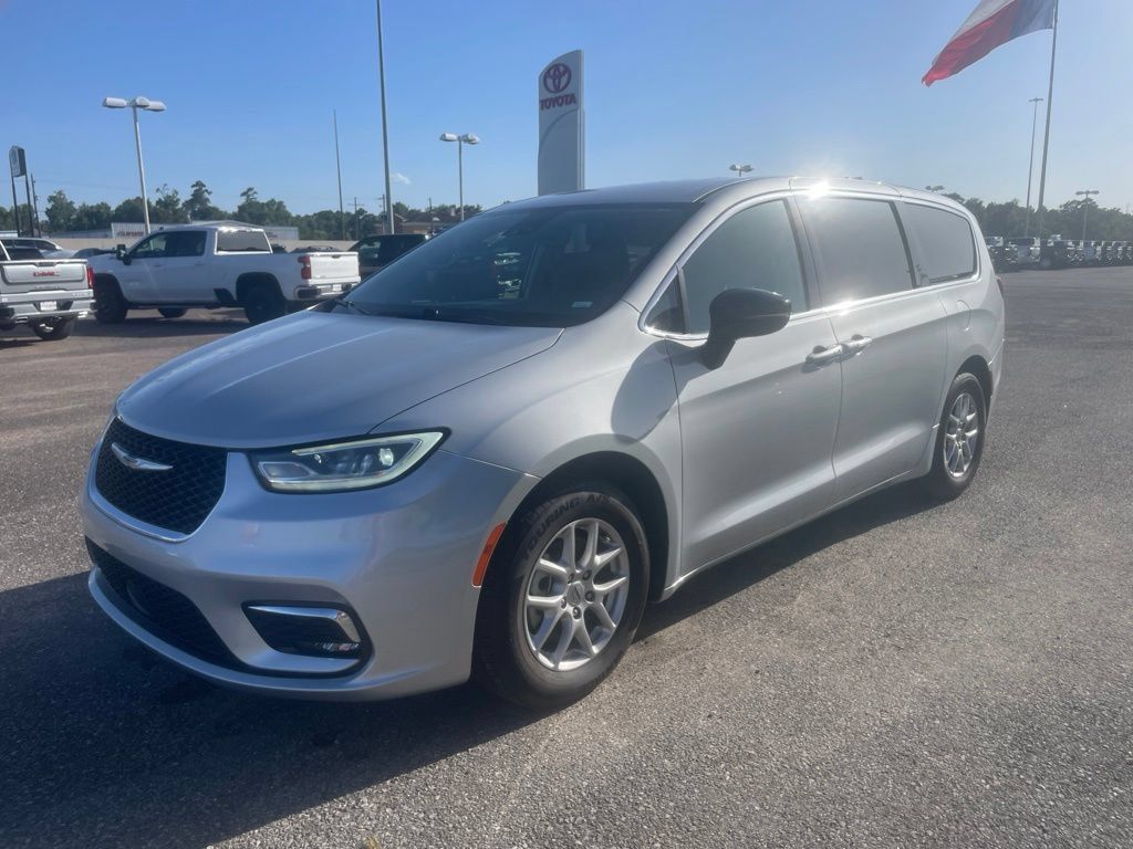 Used 2024 Chrysler Pacifica Touring-L FWD image 3