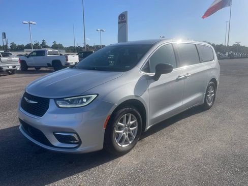 Used 2024 Chrysler Pacifica Touring-L FWD image 3