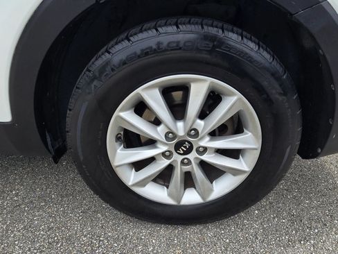 Used 2019 Kia Sorento FWD V6 image 16