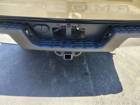 Used 2017 Toyota Tacoma TRD Off-Road w/ Tow Package (A/T) AWD/4WD image 10