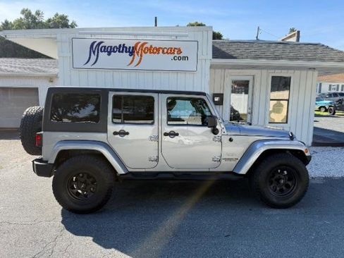 Used 2013 Jeep Wrangler Unlimited Sahara w/ Connectivity Group AWD/4WD image 2