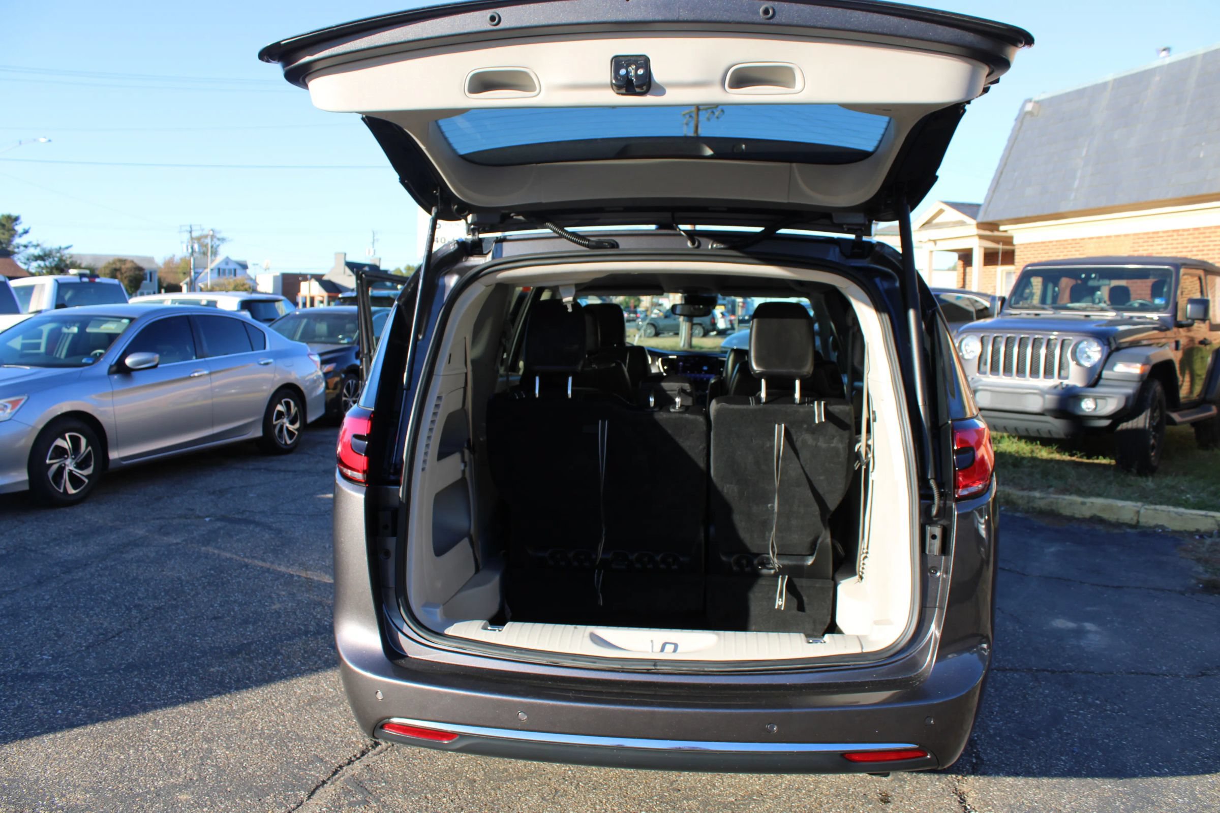 Used 2023 Chrysler Pacifica Touring-L FWD image 14
