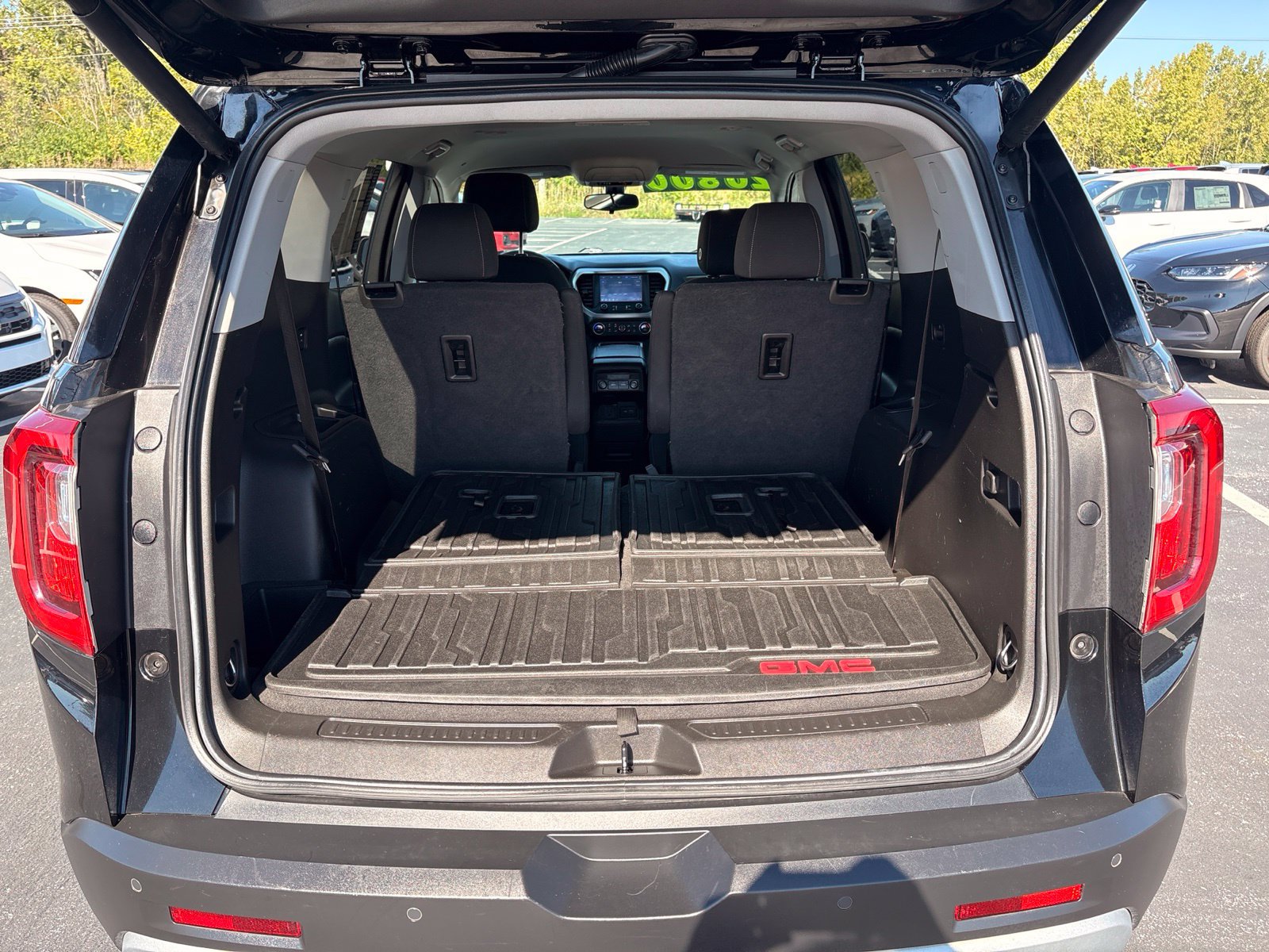 Used 2021 GMC Acadia SLE w/ Driver Convenience Package FWD image 33